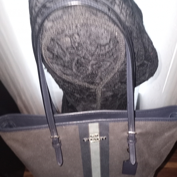 COACH VINTAGE LARGE ZIP TOTE - Picture 3 of 10